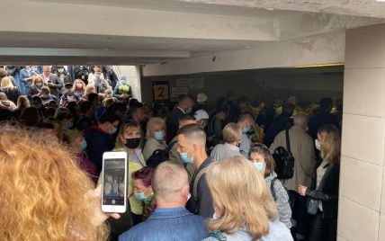 В киевском метро снова толпа и давка: появились фото и видео со станций