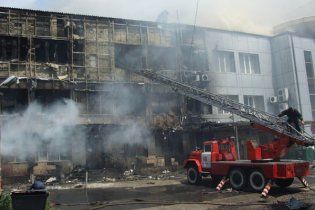 В Макеевке сгорел трехэтажный торговый центр