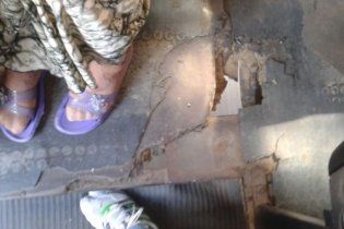 В Запорожье во время движения в набитой людьми маршрутке отпало днище (видео)