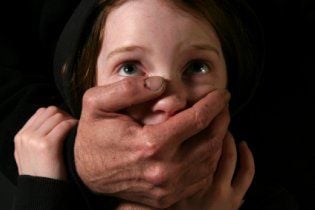 У Греції затримали розповсюджувачів дитячого порно, серед них священик