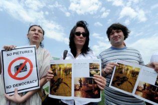 Грузинські газети вийшли з чорними квадратами замість фото чиновників