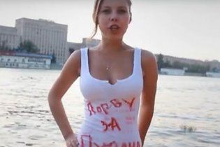 У Росії з'явилась дівоча "Армія Путіна", яка закликає "рвати за нього" (відео)