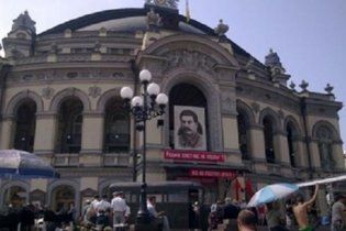 В центре Киева установлен портрет Сталина