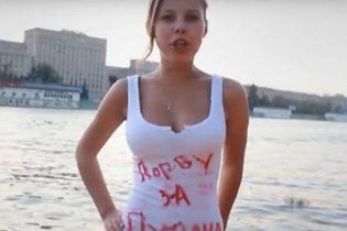 В России появилась девичья "Армия Путина", которая призывает "рвать за него" (видео)