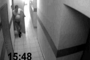 В России видео с полицейским, который помочился возле своего кабинета, вызвало скандал