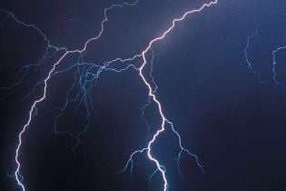 На Житомирщині блискавка вбила жінку, влучивши в її мобільний