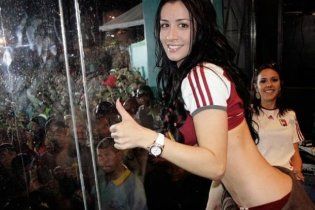 Венесуэльская певица отблагодарила свою сборную стриптизом