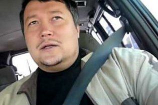 Казахский журналист плюнул в лицо депутату, который "вел себя не по-пацански"
