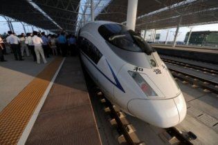 В Китае два вагона скоростного поезда сорвались в реку