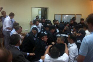 В Печерському суді депутати знову побились з міліцією (відео)