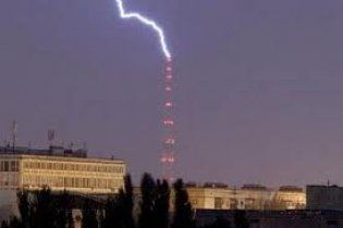 Блискавка потрапила прямо в київську телевежу
