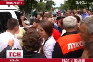 На Прикарпатті селяни 9 годин тримали у облозі міліцейську машину з затриманим
