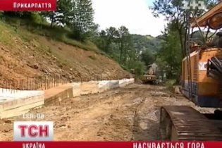 На Прикарпатті зсуви ґрунту можуть накрити десятки хат