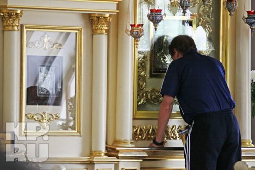 Юрій Сьомін молиться іконі