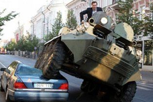 Мэр Вильнюса на БТР раздавил неправильно припаркованный Mercedes (видео)