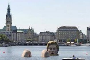 У Гамбурзі встановлено незвичну скульптуру блондинки у воді