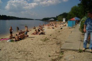 У Києві в розпал літа закрили більшість головних пляжів