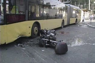 В Киеве мотоциклист разбился о троллейбус