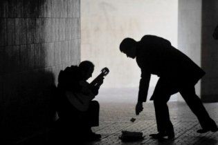 Большинство украинцев считает, что сейчас время мафии, политиканов и нищих