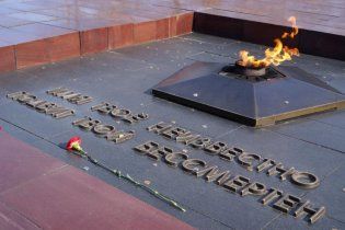У Росії двоє чоловіків загасили пивом Вічний вогонь