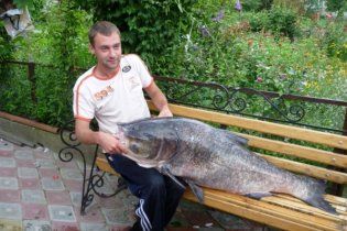 Тернопольчанин поймал 37-килограммового толстолобика в сельском пруду