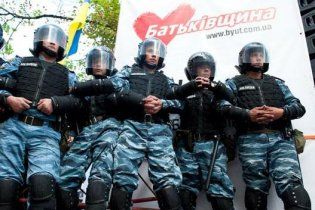 Возле Печерского суда стоят 60 автобусов с "Беркутом"