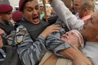 "Беркут" напал на сторонников Тимошенко под Лукьяновским СИЗО