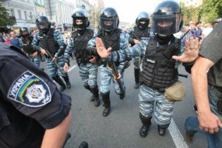 Печерский суд, где возобновится суд над Тимошенко, окружил "Беркут"