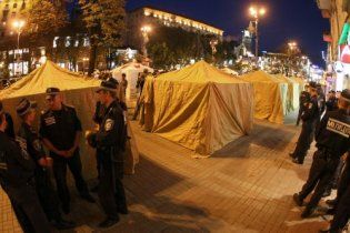 Намети біля Печерського райсуду можуть знести у вівторок