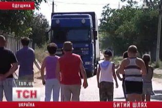 Жители Рени перекрыли трассу на Одессу и готовы ложиться под фуры