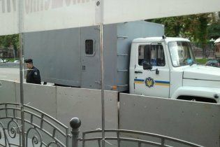 Тимошенко і Луценка привезли до суду в одному автозаку