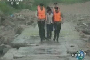 Понад 300 тисяч китайців постраждали від тайфуну "Муйфа"