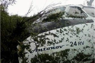 В Росії у літака, що вилетів за злітну смугу, відірвалося крило і шасі