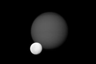 NASA опубликовало уникальное фото двух лун Сатурна