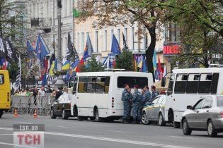К Печерскому райсуду Киева прибыло более 30 автобусов с бойцами внутренних войск