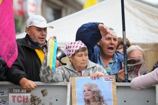 Противники и сторонники Тимошенко под судом забросали друг друга макаронами