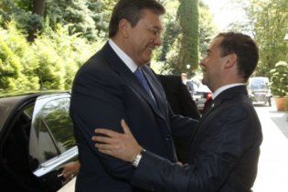 Медведев встретил Януковича на крыльце своей резиденции