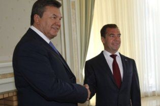 Янукович пожелал Медведеву неисчерпаемой жизненной энергии