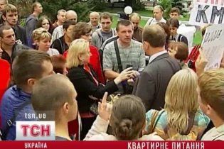 Квартирний скандал під Києвом: власників 2 роки не пускають в їх оселі