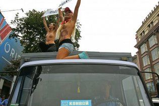 FEMEN хочет взять Тимошенко на поруки и подключить к топлес-протестам