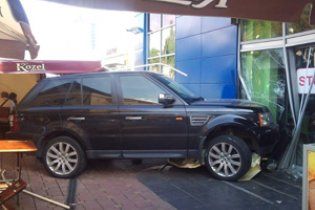 У Донецьку Range Rover зніс столик із людьми біля торгового центру