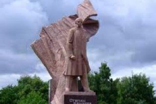 В Тернополе на памятнике Бандере выгравировали "Герой Украины"