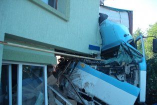 В Николаеве ЗИЛ на скорости въехал в жилой дом