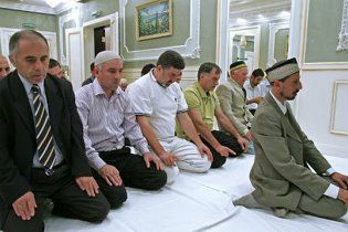 У Парижі мусульманам заборонили молиться на вулицях міста
