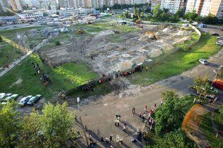 На скандальной застройке на Троещине начали сносить забор