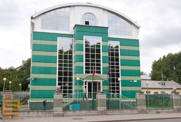 Прапор повстанців на будівлі посольства Лівії у Мінську