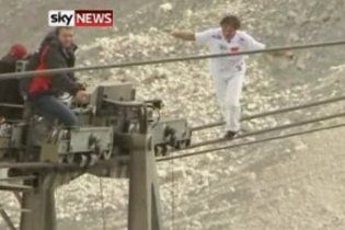 Эквилибрист поднялся на самую высокую гору Германии по тросу канатной дороги