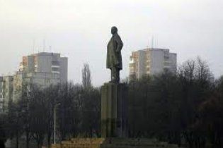 В Кременчуге девушка обрисовала памятник Ленину признанием в любви