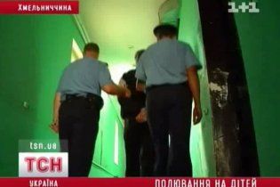 На Хмельниччині міліціонери ледь встигли врятувати педофіла від лінчування