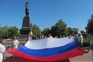 На День Незалежності України в Криму розгорнули величезний прапор Росії